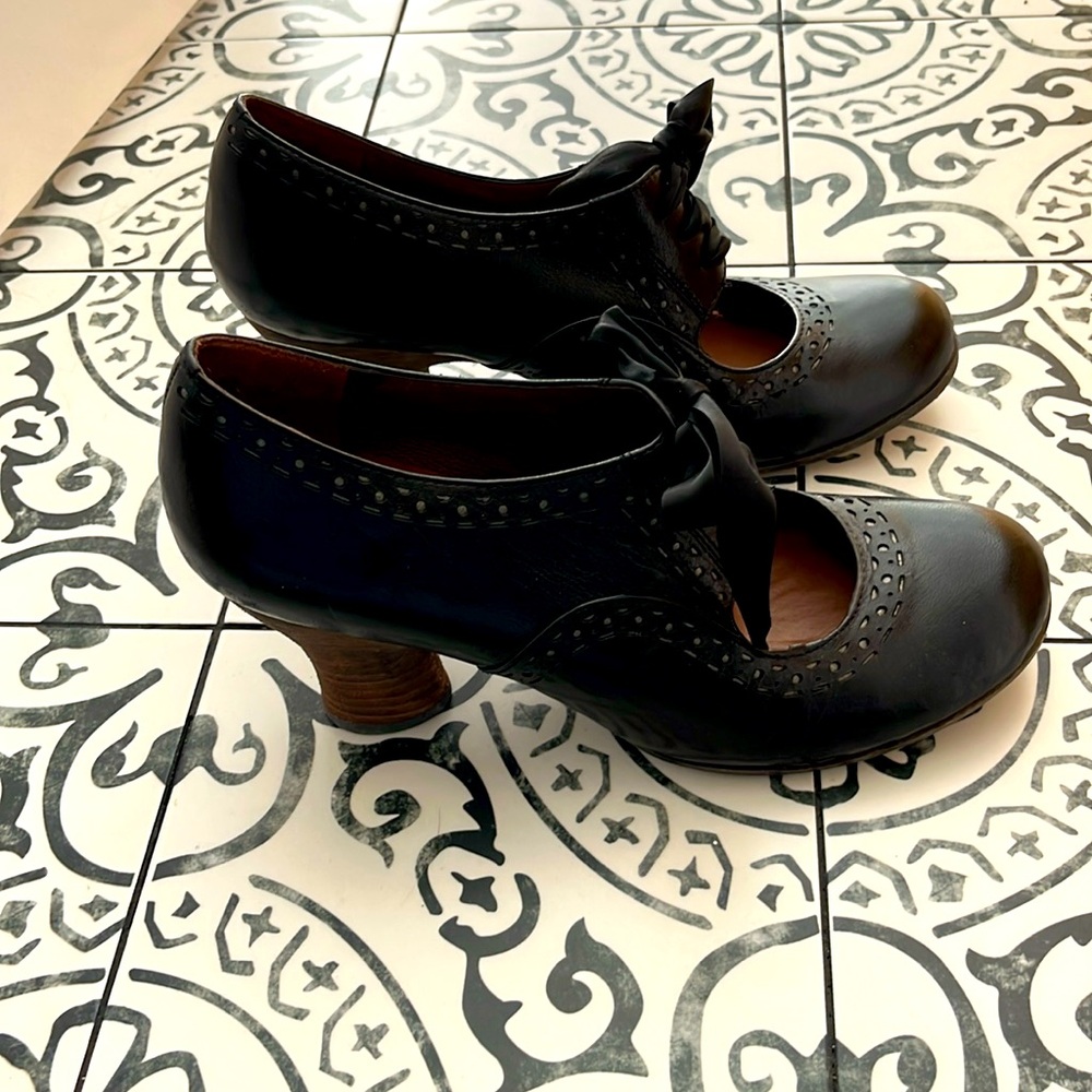 Women’s Naya heeled Mary Jane shoe Size 9